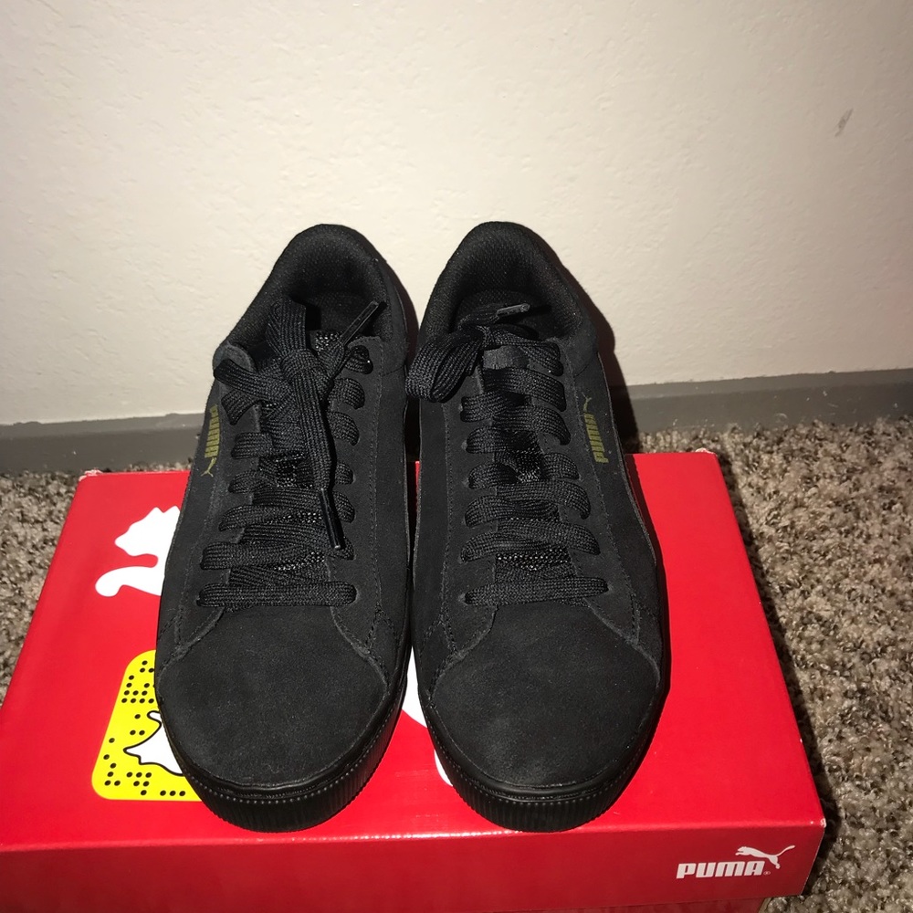 Black platform pumas